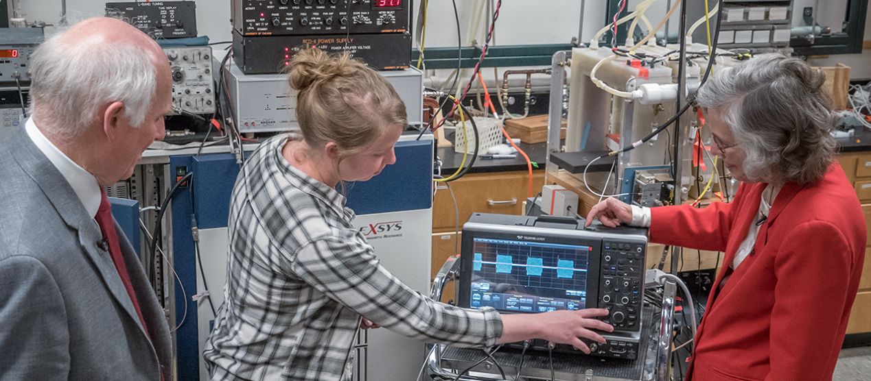 student with faculty in EPR spectroscopy lab